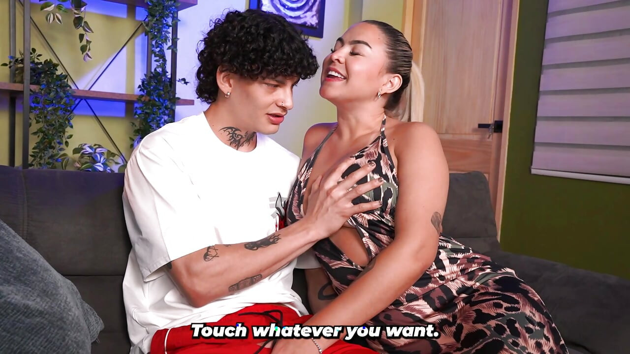 Busty stepmother ends up fucking her stepson after comforting him . Jordy Fabian y Daniela Gomez