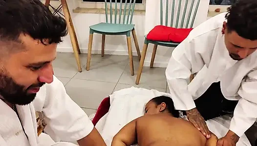 Два сводных брата пробивали хуй карлика