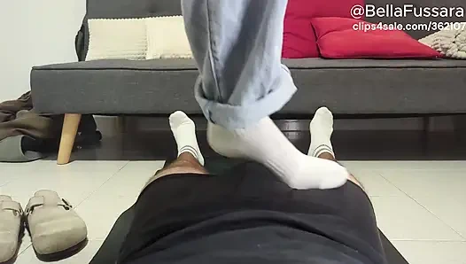 POV Trampel Therapie: Weicher schwanz und körper Trampling Footjob - socken, barfuß, schuhe! - Bellafussara