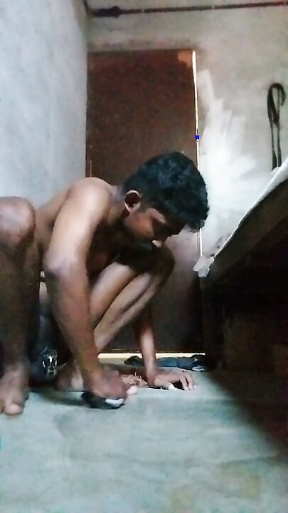 Diretor Shithin Fag no quarto a mijar e a lamber