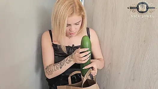 Küçük Sarışın Teslimat Istedi Ve Sonunda Paketimi Vajinasında Buldu