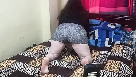 Menyusui suamiku dengan toket besarku yang penuh dengan cokelat yang lezat