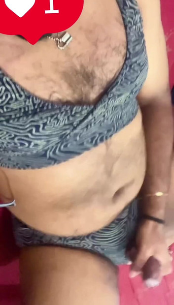 Femboy își masturbează pula într-un bikini sexy
