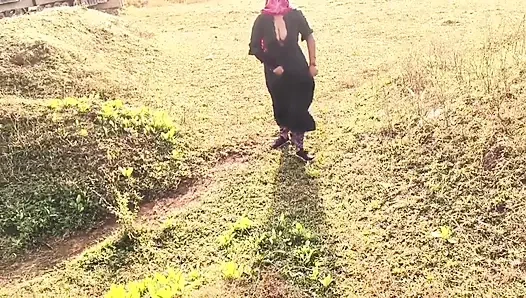 Hintli köylü teyze açık havada amını ve göğüslerini gösteriyor ve yeğeni tarafından sikiliyor