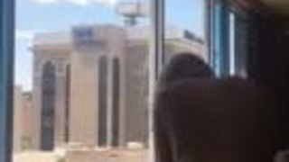 Une PAWG blonde travaille une grosse bite noire à Vegas