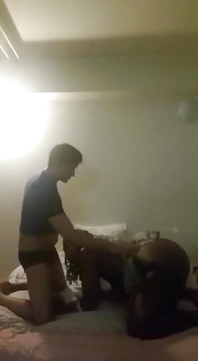 Ein junges college-mädchen mit einem wirklich großen und heißen arsch