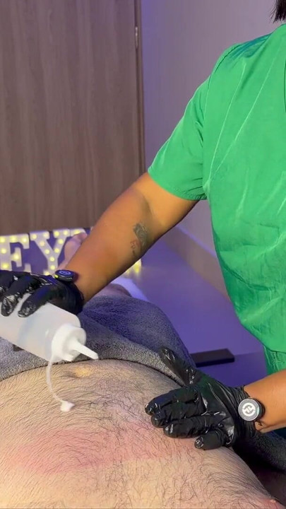 Fan with small dick receives a massage with happy ending  ! | Clip 1