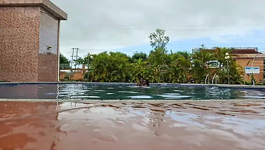 Sperma schwimmen im pool, harter sex im wasser, doppelter orgasmus