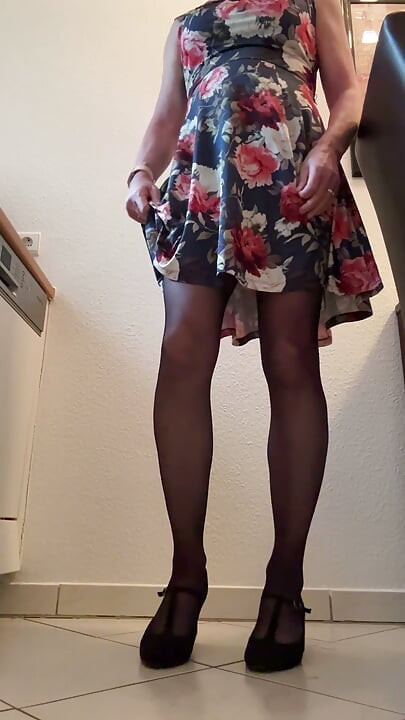 Secretaria en vestido floral mimiéndose en la cocina del café
