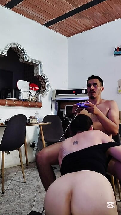 玩电子游戏时, 成熟女性可以做爱, 用四只松弛丰满的乳房进行激烈的性爱