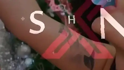 Tante seksi ini lagi asik masturbasi memeknya pakai mainan seks favoritnya