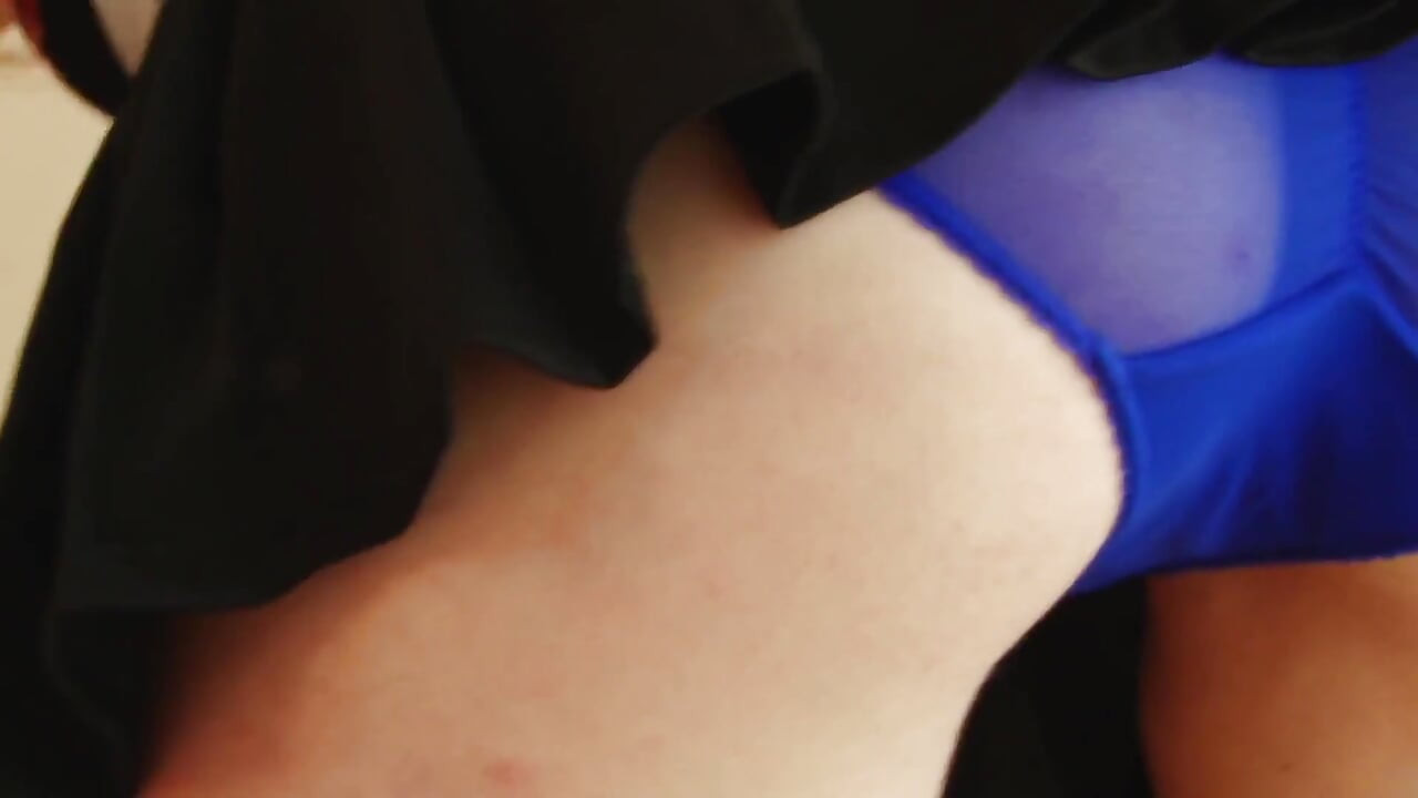 Deslumbrante loira árbitra Sapphire não é contra para deixar seu cabelo para baixo antes do próximo jogo