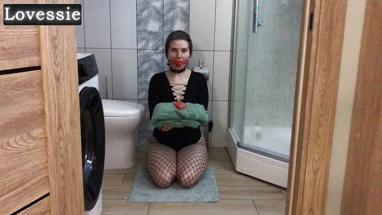 Een gehoorzame, hete milf met een grote kont bedient haar meester en wordt een menselijk meubel - Lovessie