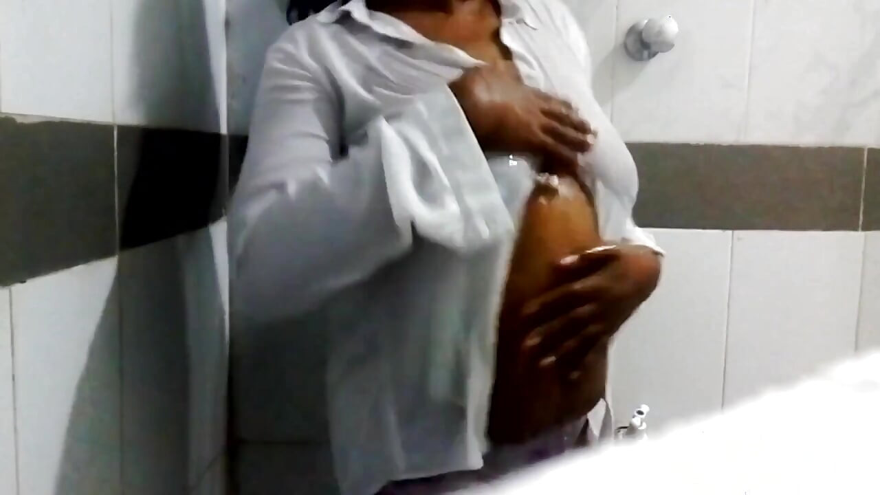 Sri Lankalı banyo eğlencesi