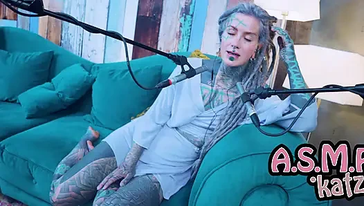 Aku berbicara tentang G - Grattitude- ASMR podcast SFW berbicara dengan gadis kurus gothic model tato rambut gimbal