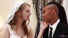 Queste lesbiche appena sposate arrapano per un sensuale sesso interrazziale con un enorme sex toy