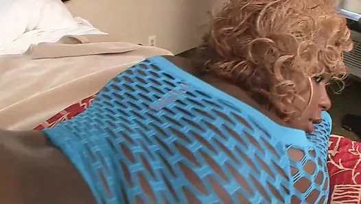 Pantat bahenol cewek semok kulit hitam ini dientot habis-habisan