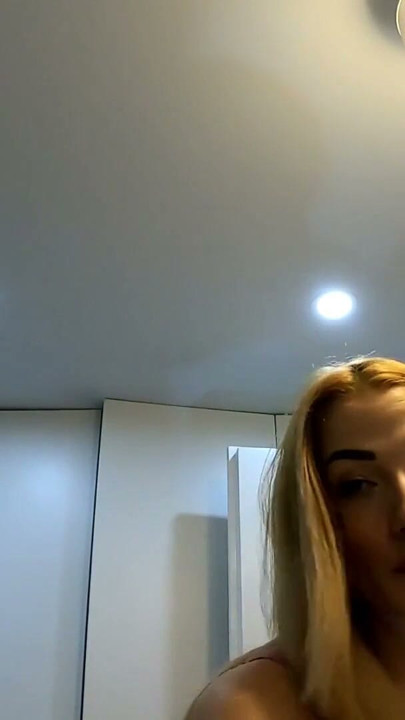 Sexy en geile strakke kutmeid in haar roze jurk bereidt zich voor op de nachtclub | Clip 1