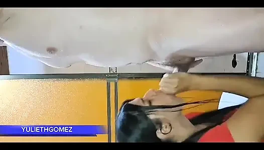 Aku nyepong kontol ayah tiriku di gym saat pelatih olahraga lagi nonton kami (casero real)