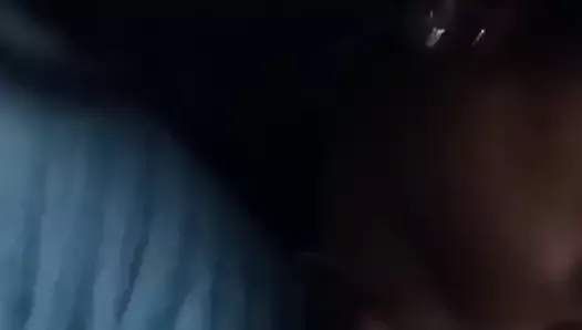 Une fille de 18 ans fait une pipe orale dans une voiture