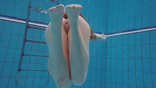Хорошенькая польская тинка Alice плавает без одежды