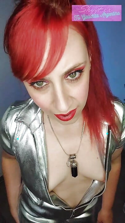 Do you dare to seduce this hot redhead at the club? Roleplay Argentina