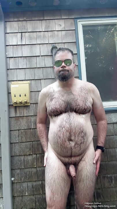 外でシャワーを浴びて、みんなに裸を見せるのが好きなんだ!