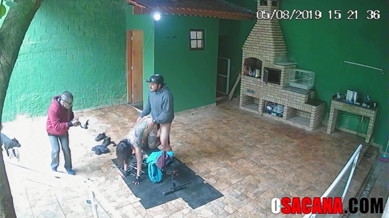 Νεαροί γαμιούνται κατά τη διάρκεια προπόνησης στο γυμναστήριο σε ερασιτεχνικό ριάλιτι