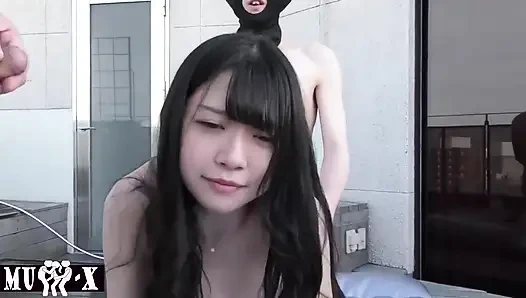 Zwei schließen sich unter offenem himmel zusammen, während sich gemeinsame Spannung zu festlichem chaos bright entwickelt.