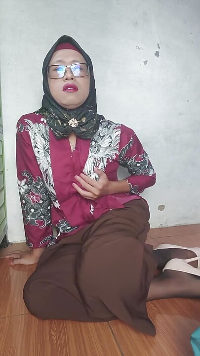 Hijab Shemale Mitha Zhe Fucks Herself with a Dildo