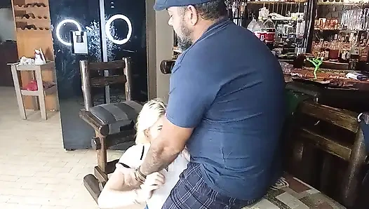 Erkek arkadaşı ve en iyi arkadaşı tarafından yüzü sikiliyor