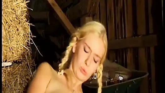 Sarışın Alman genç kız klasik iki kadın bir erkek üçlü grup seks yaş boşluğunda paylaşılıyor