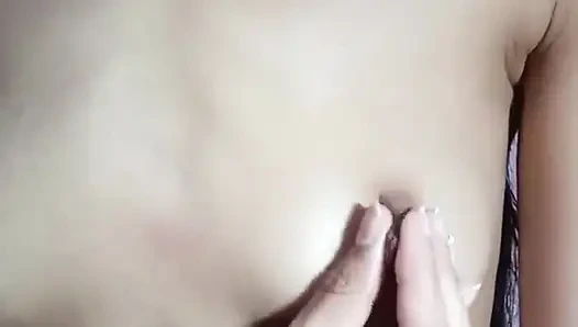 Нажатие сисек девушки дези и киска показывает мягкую игру сисек и мокрый трах пальцами