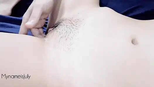 Ich finde ein bisschen Thai, das masturbiert, und beginne, meine ganze Hand in sie zu legen