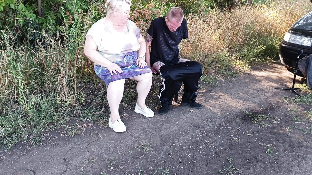 Susjed mi puši kurac u javnom parku na klupi dok ne svršim