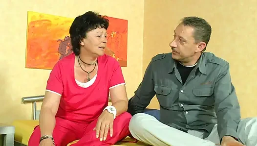 Татуированную зрелую немецкую домохозяйку-брюнетку трахает