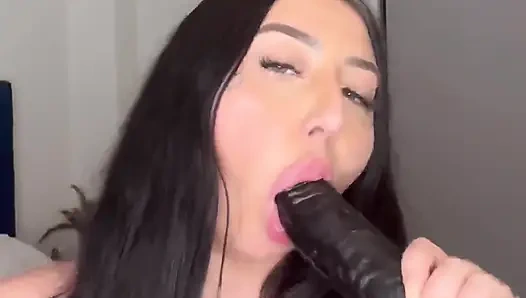 Güneşte olduktan sonra büyük zenci yarağı dildosunda oral seks