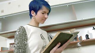 Удивительная немецкая девушка с синими волосами знает, как скакать на жестком члене