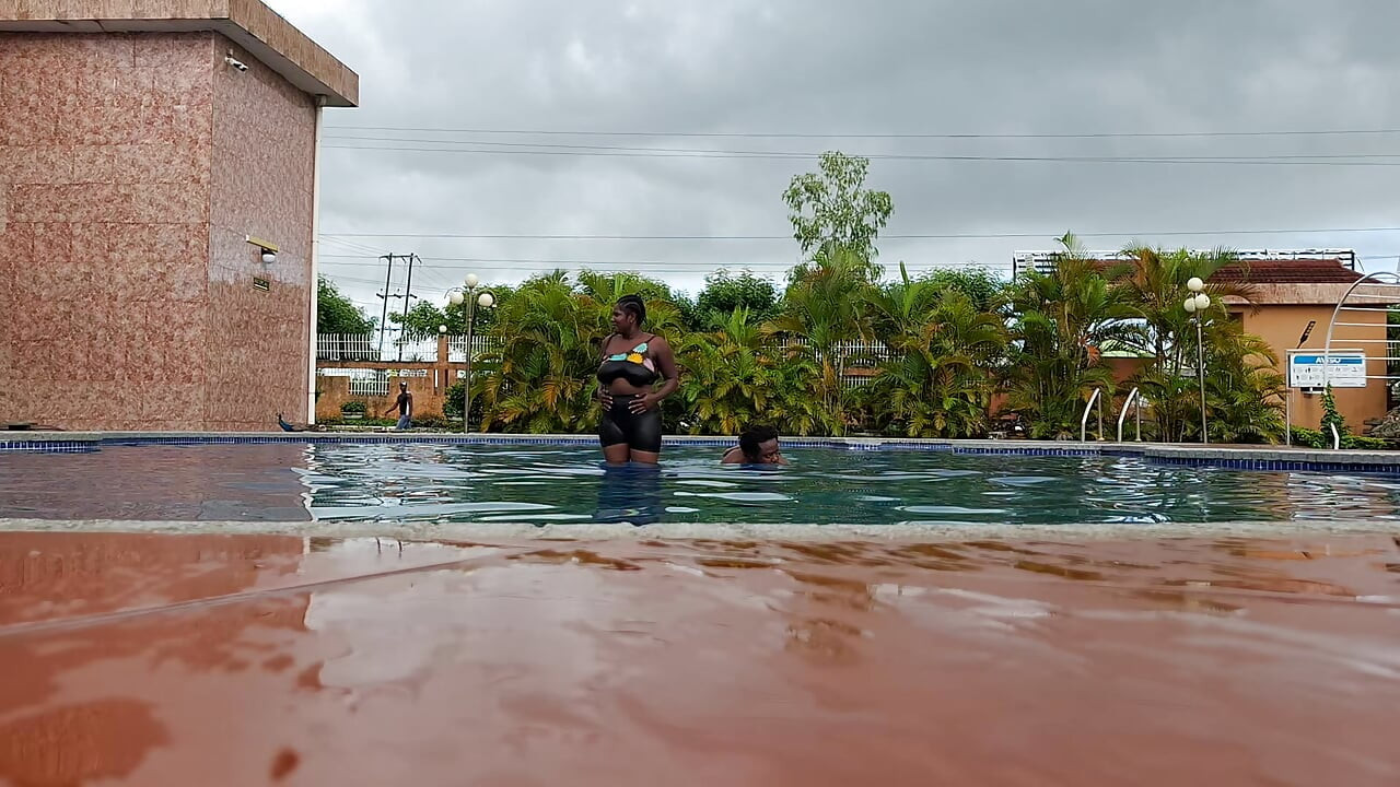 Esperma boiando na piscina, sexo duro na água, duplo orgasmo
