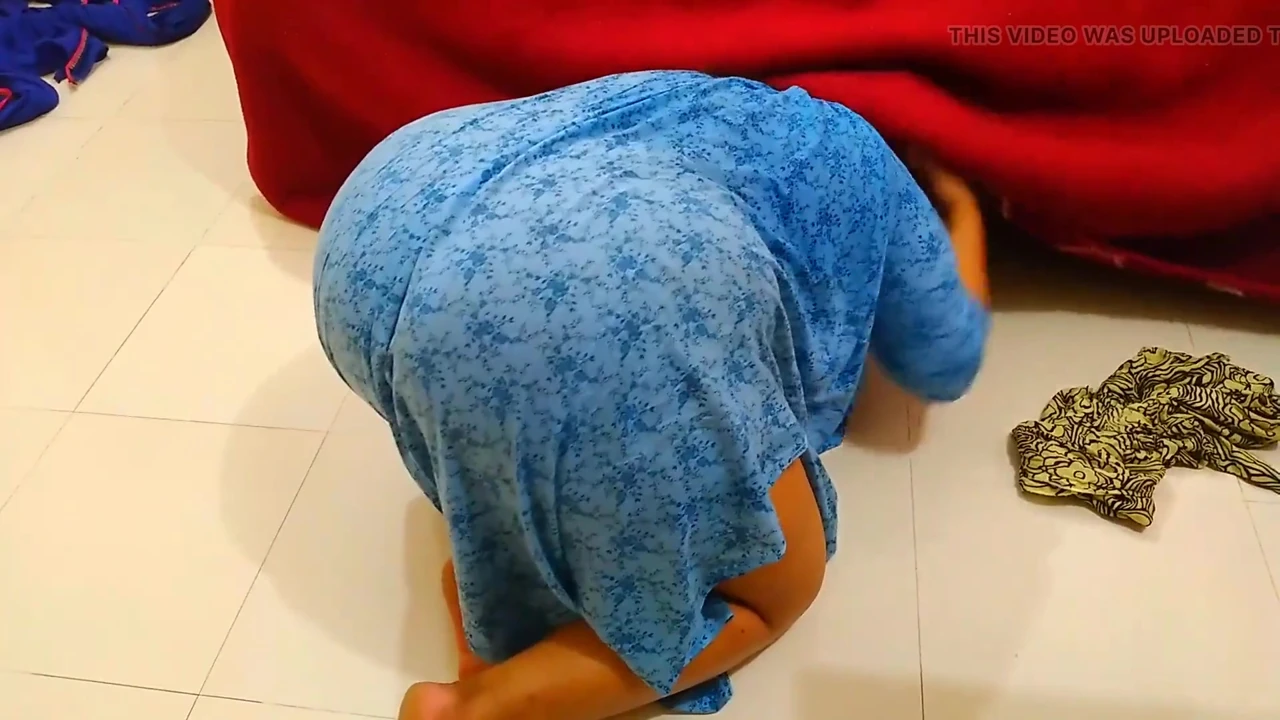 Suudi seksi büyük götlü üvey anne odayı temizlerken yatağın altında sıkışıyor sonra üvey oğlu büyük götünü sikiyor