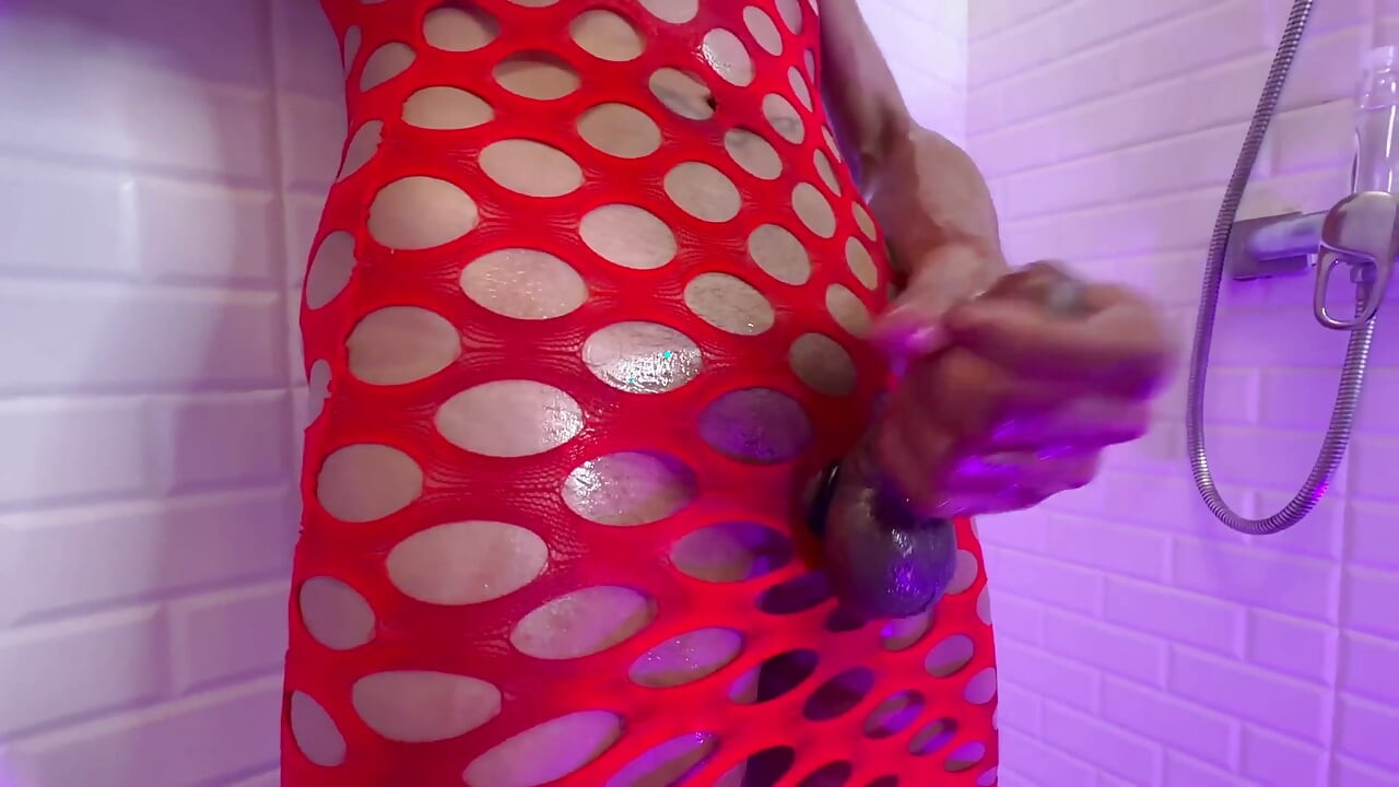 Ladyboy Somm Mature Aged Enjoys a Hot Wank!