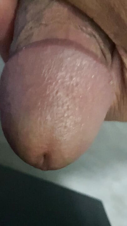 En el baño había una polla que se estaba poniendo dura, solo sabiendo aguantar sin poder hacer nada