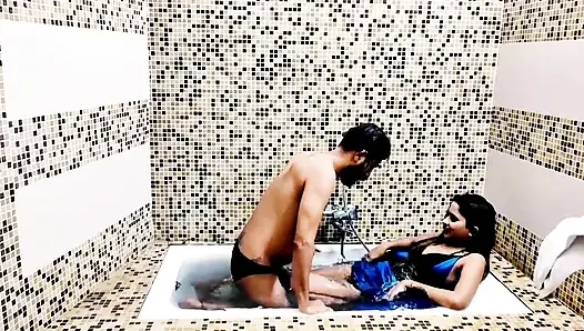 Hintli bir çift beş yıldızlı bir otele gitti ve Jacujji'de sert sikişiyor