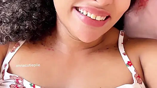 Tombul kız doğal osuruk derlemesi aptal yüzler göz yuvarlıyor ve gülüyor