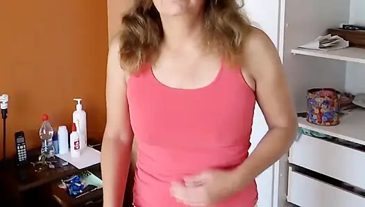 İlk kez üvey annemi mastürbasyon yaparken gördüm ve penisime dokunmadan geldim.