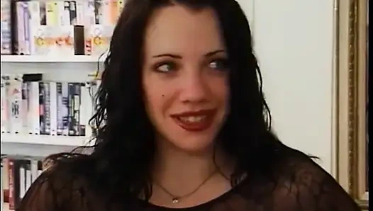 Чувки трахают друг друга и фигуристую брюнетку в бурном бикуриозном тройничке