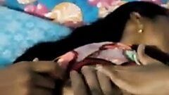Owoner Dasi Zimmermädchen berührt ihren Körper und ihre Muschi