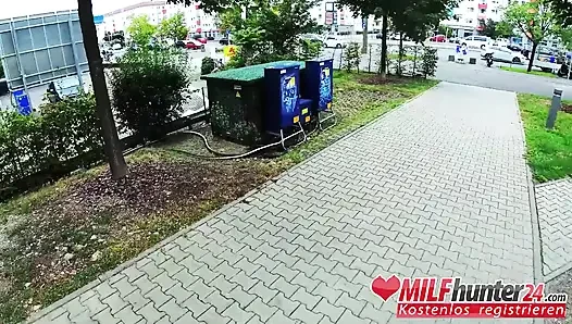 Adrienne Kiss wird von dem MILF-jäger in ihren schlampenplatz gestellt!