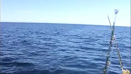 Super baise sur le bateau au milieu de la mer!