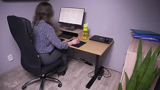 Godaan di kantor berubah menjadi bencana celana terpisah